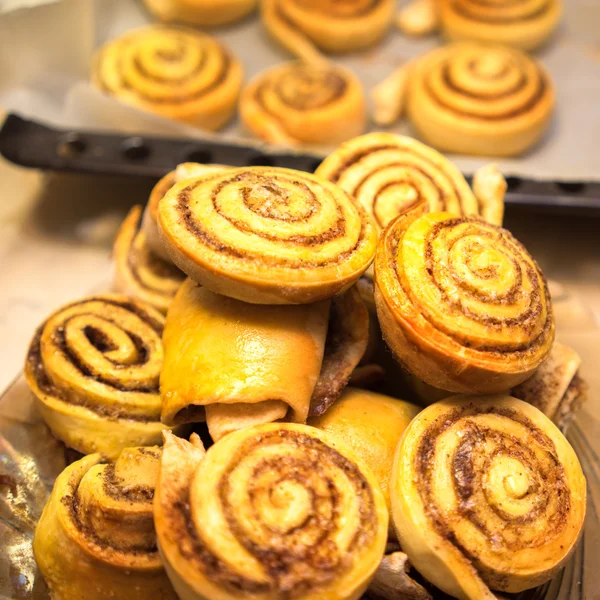 Cooking sweet cinnamon rolls — Stock Photo, Image
