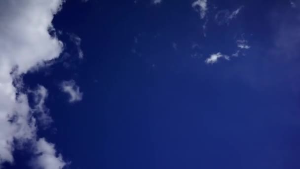 Блакитне небо з хмарними часовими колами — стокове відео