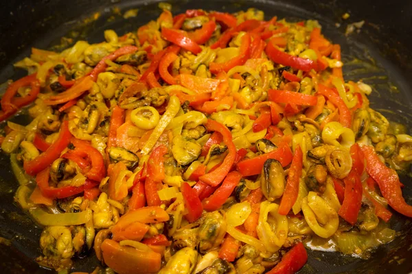 Marisco paella cozinhar na frigideira — Fotografia de Stock