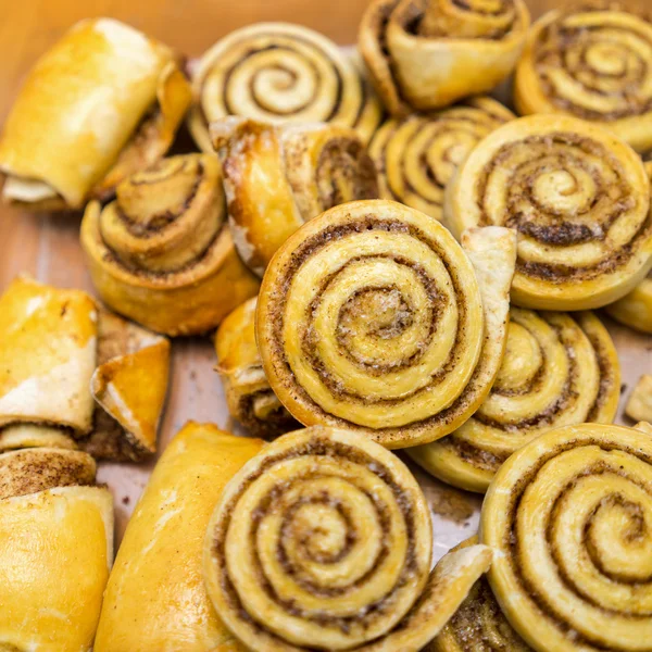 Cinnamon Rolls: small spiral twisted buns stuffed with a buttery cinnamon and brown sugar cream. — Stock Photo, Image