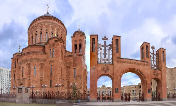 Klassieke Armeense architectuur - kathedraal van de Armeense Apostolische Kerk in Moskou. Panoramisch uitzicht. — Stockfoto