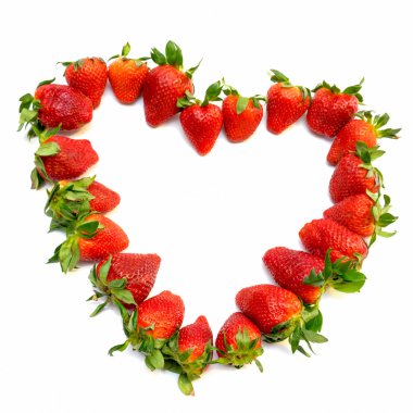Taze çilek beyaz arka plan üzerinde izole kalp şekli yapılır