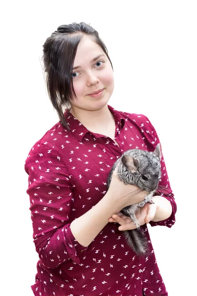 Teenager kaukasischen Mädchen mit Chinchilla auf ihren Armen isoliert auf weißem Hintergrund — Stockfoto