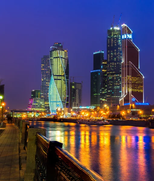 Wieżowce miasta Moskwy w nocy — Zdjęcie stockowe
