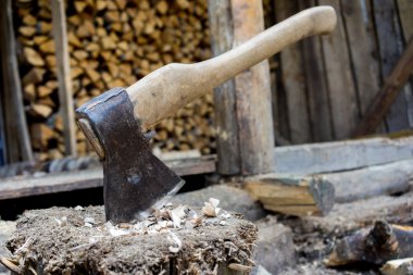 Eski balta günlük ve ahşap ağaç içinde sıkışmış günlükleri yakacak odun bir elyaf önünde doğrama için hazır.