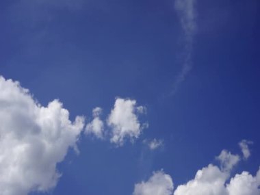 Mavi gökyüzünde beyaz kabarık bulutların hızlandırılmış klibi