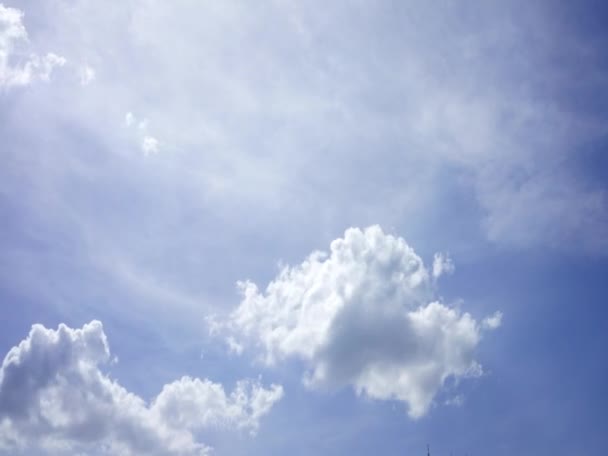 Fundo céu azul com nuvens brancas — Vídeo de Stock