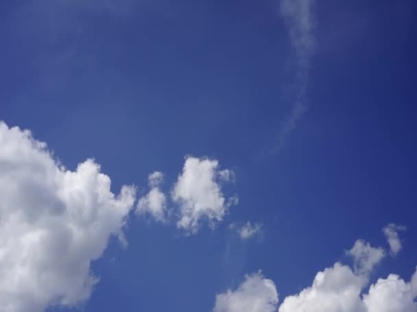 Mavi gökyüzünde beyaz kabarık bulutların hızlandırılmış klibi — Stok video