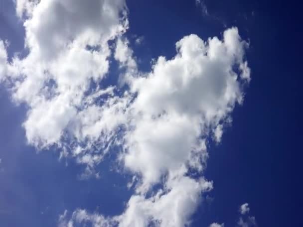 Cielo azul profundo con nubes vueltas de tiempo — Vídeo de stock