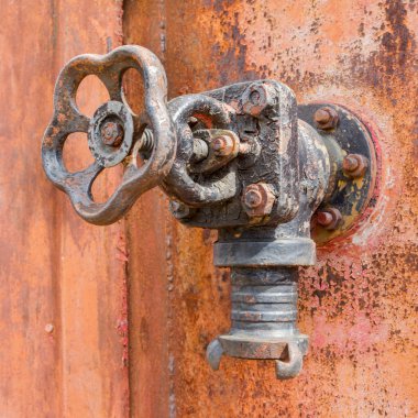 arka bahçede musluk closeup görünümünü tuğla duvar