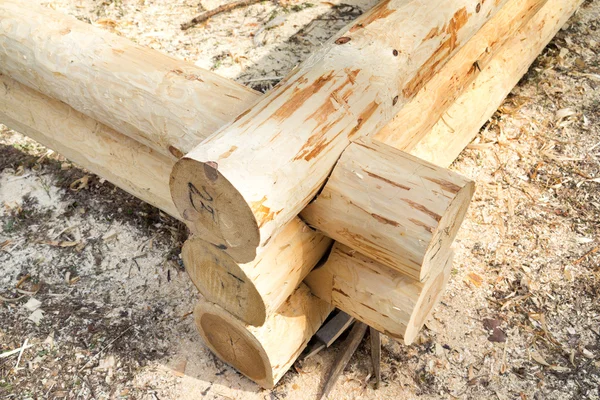 La esquina de la construcción de la nueva casa rural de madera a partir de troncos de madera . — Foto de Stock