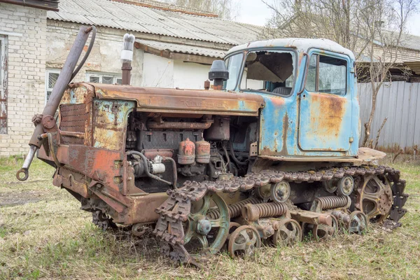 NIZNY NOVGOROD - 3 de marzo: viejo tractor abandonado oxidado "Kazahstan" DT-75 el 3 de marzo de 2015 en Nizny Novgorod. Fabricado en la planta de tractores de Volgogrado . — Foto de Stock