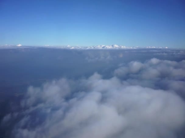 Pilvien yläpuolella. — kuvapankkivideo