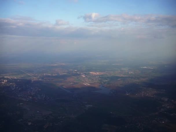 Letecký pohled na obec krajiny nedaleko města Moskvy nad mraky v Rusku — Stock video