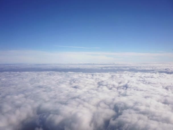 Ciel et nuages. Vue aérienne depuis la fenêtre — Video