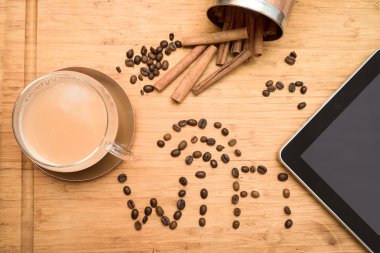 Ofis çalışanının kahve molası: tablet bileşimi, wi-fi dünya oluşan kahve çekirdekleri sütlü kahve