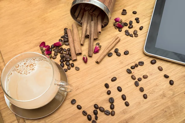 Pausa para café do trabalhador de escritório: composição de tablet, mundo wi-fi composto por grãos de café, xícara de café com leite — Fotografia de Stock