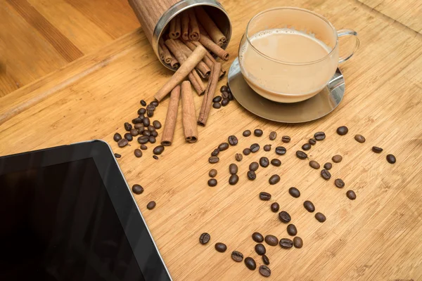 Pausa para café do trabalhador de escritório: composição de tablet, mundo wi-fi composto por grãos de café, xícara de café com leite — Fotografia de Stock