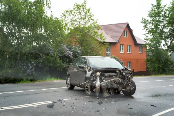 MOSCOW, RUSSIA - MAY 24, 2015: Damaged wrecked car in the city — Stock Photo, Image