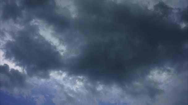 Темні штормові хмари перед дощем — стокове відео