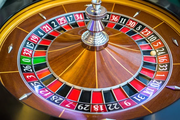 Roulette wheel in casino — Stock Photo, Image