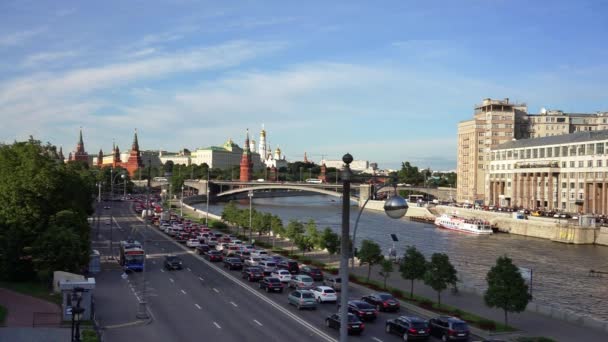 Moskova Nehri ve Kremlin güneşli bir günde — Stok video