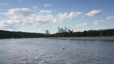 Moskova şehir scyscrapers uzak hareket