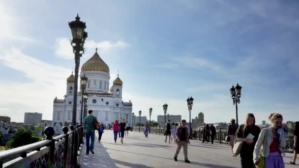 MOSCOW, RÚSSIA - 7 DE JUNHO DE 2015: pessoas na passarela Patriarshy à Catedral de Cristo Salvador em Moscou lapso de tempo . — Vídeo de Stock