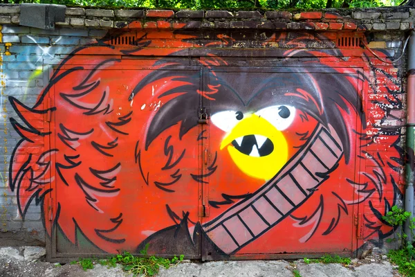 Moskwa, Rosja - 06 czerwca 2015: Sztuka ulicy lub graffiti artysty niezidentyfikowane w drzwi garażowe. Wizerunek zły ptak czerwony. — Zdjęcie stockowe
