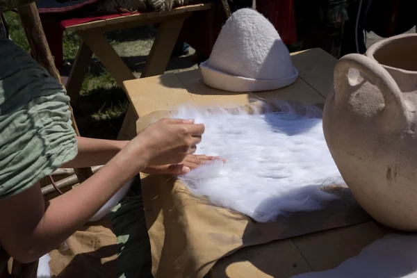 Milling woolen hats — Stock Photo, Image