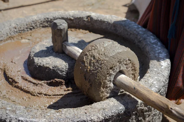 Ancient olive oil production machinery, stone mill and mechanical press, oil mill for olives — Stock Photo, Image