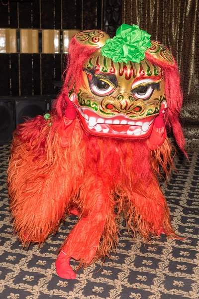Dança do leão vermelho chinês no dia de ano novo — Fotografia de Stock