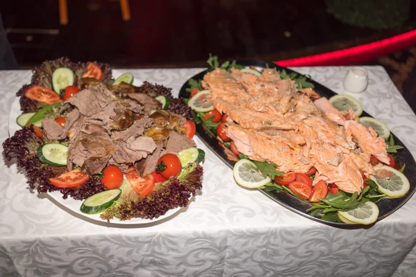 Salmão grelhado e carne de porco assada — Fotografia de Stock