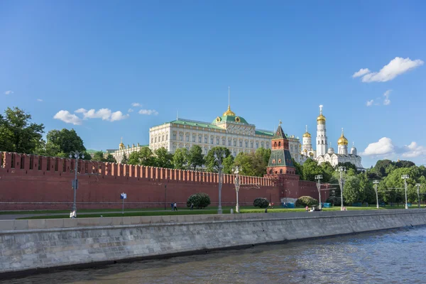 Moscow Kremlin and Moscow river. Kremlin embankment in Moscow — Stok fotoğraf