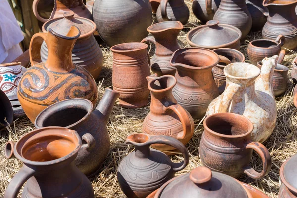 Collection of old vases an jars at the outdoor market — Stock Photo, Image