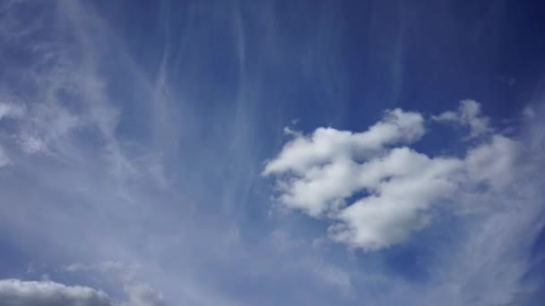 Cielo azul con lapso de tiempo de primer plano de nubes — Vídeos de Stock