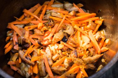 et, soğan ve havuç bir kamp ateşi metal bir tavada pişirme görünümü kadar kapatın