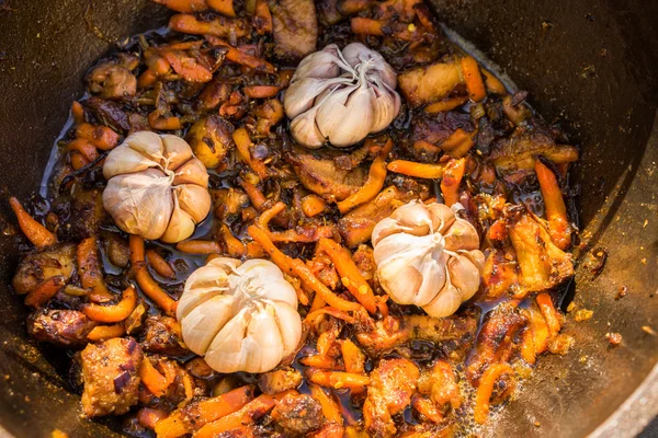 Prato de arroz tradicional do Oriente Médio com carne de cordeiro, cenouras, cebolas, passas, marmelo e muitas especiarias — Fotografia de Stock