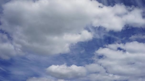 Nubes esponjosas blancas en el cielo azul lapso de tiempo — Vídeos de Stock