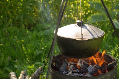 Kazan ateş üzerinde pişirme