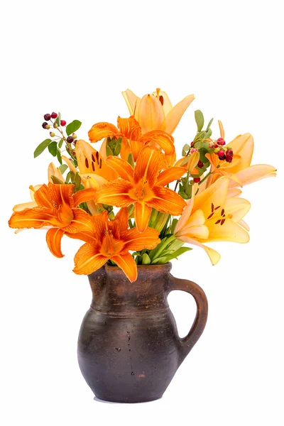 Asiatic Hybrids orange lilys bouquet in a brown vase isolated on white background — Stock Photo, Image