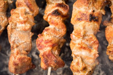 şaşlık yangın açık mangal pişirme süreci.