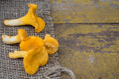 Ahşap üzerinde mantar ve çul arka plan.