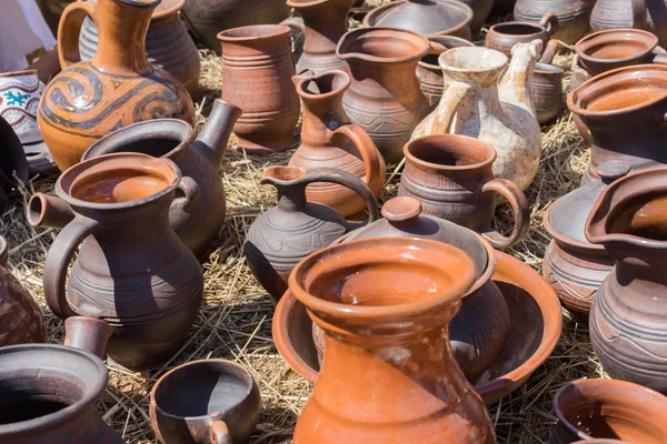 Showcase of handmade ceramic pottery in a roadside market — Stock Photo, Image