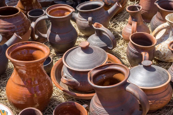 Showcase of handmade ceramic pottery in a roadside market — Stock Photo, Image