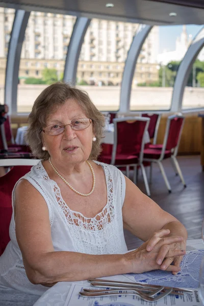 Femme âgée positive au restaurant — Photo