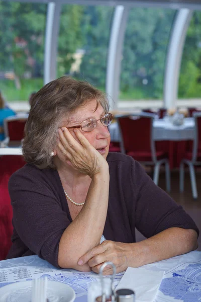 Femme âgée positive au restaurant — Photo