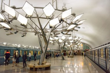Moskova, Rusya - 15 Temmuz 2015: Metro treninin Metro istasyonunda Troparevo Moskova, Rusya. Troparevo 08 Aralık 2014 açıldı