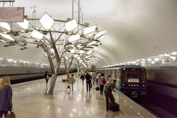 MOSCOW, RUSSIA - 15 JULY 2015: Kereta bawah tanah di stasiun Metro Troparevo di Moskow, Rusia. Troparevo dibuka 08 Desember 2014 — Stok Foto