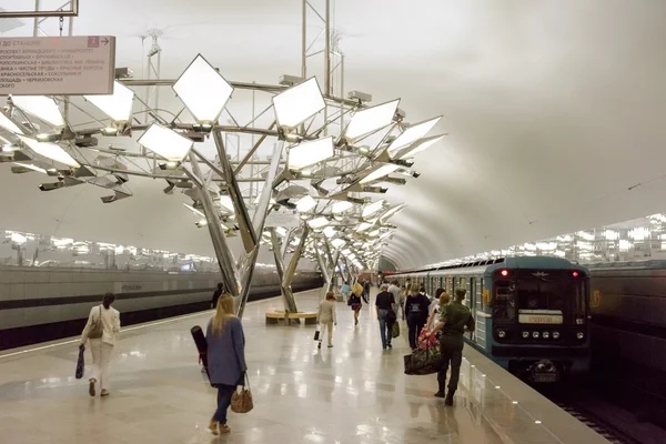 MOSCA, RUSSIA - 15 LUGLIO 2015: Treno della metropolitana nella stazione della metropolitana Troparevo a Mosca, Russia. Troparevo è stato aperto 08 dicembre 2014 — Foto Stock